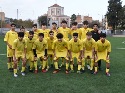 equipo juvenil con la segunda equipación